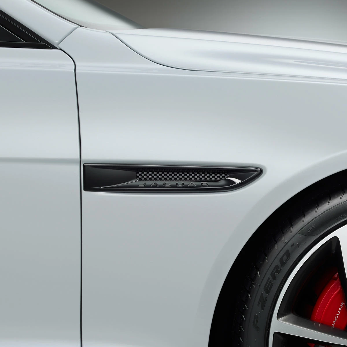 Jaguar Seitliche Luftauslässe - Schwarz Glänzend - R-Sport Variante 3 Jaguar Seitliche Luftauslässe - Schwarz Glänzend - R-Sport Variante