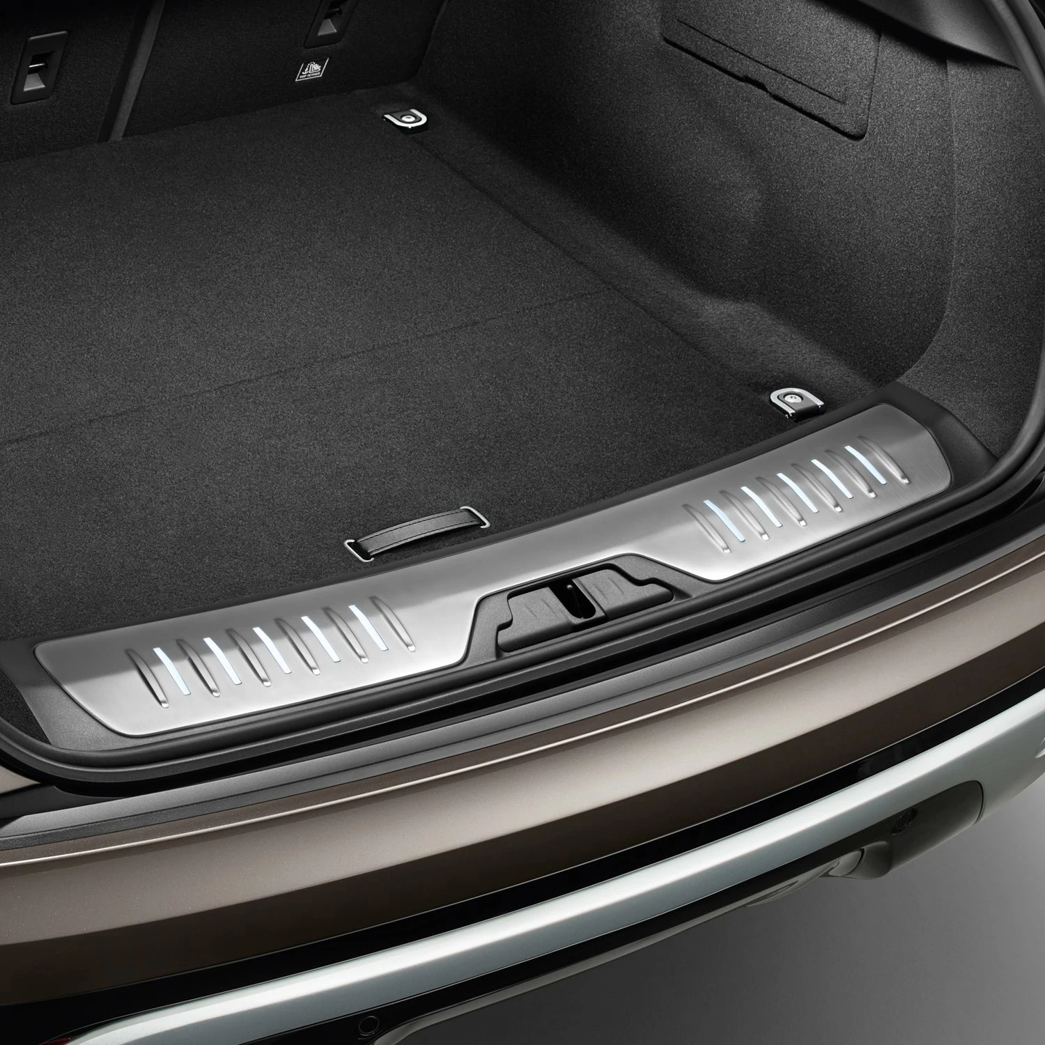 Beleuchtete Ladekantenschutzleiste - Velar 3 Beleuchtete Ladekantenschutzleiste - Velar