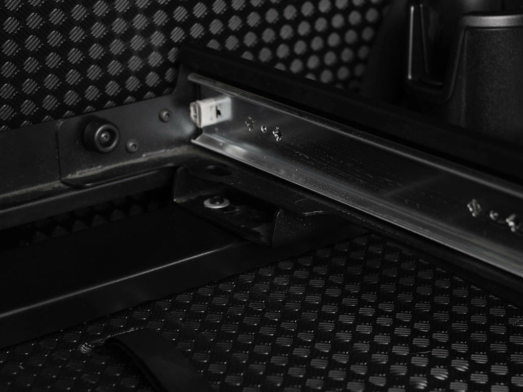 Land Rover New Defender 110 (L663) Gepäckauszug-Halterung - Von Front Runner 7 Land Rover New Defender 110 (L663) Gepäckauszug-Halterung - Von Front Runner – Bild 5